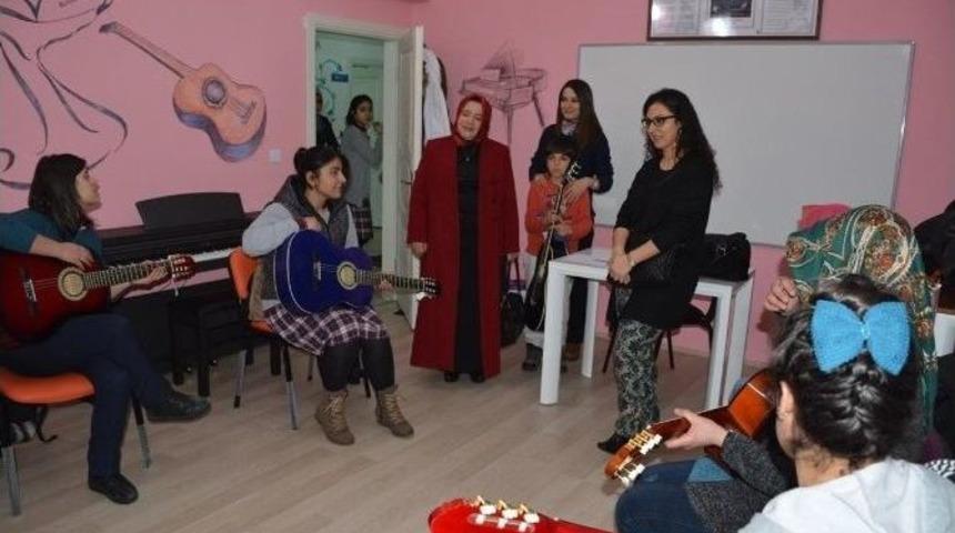 Vali &Ouml;zt&uuml;rk&rsquo;&uuml;n Eşi Emine &Ouml;zt&uuml;rk&rsquo;ten Gen&ccedil;lik Merkezine Ziyaret