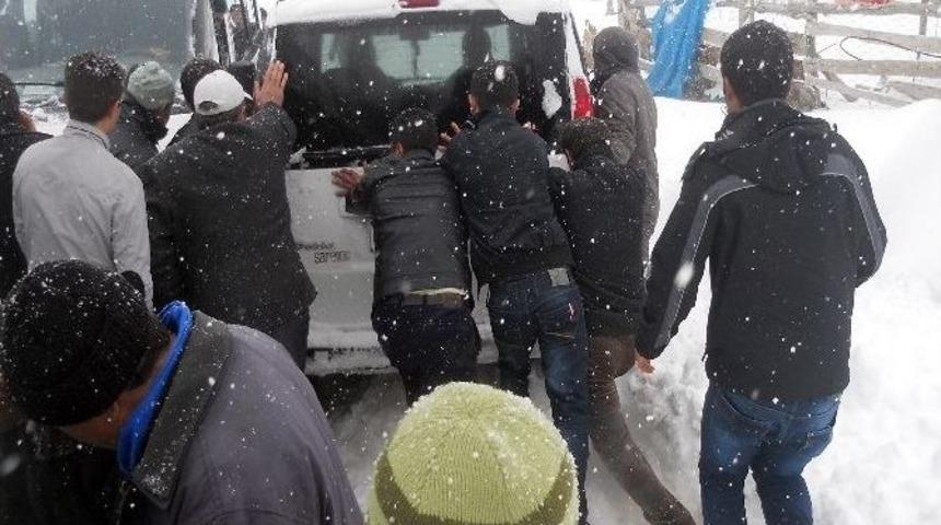 15 Dolmuş Yolcularıyla Birlikte Mahsur Kaldı