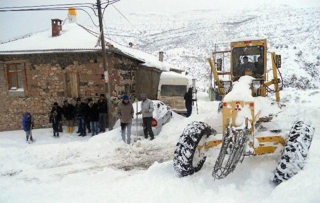 15 Dolmuş Yolcularıyla Birlikte Mahsur Kaldı