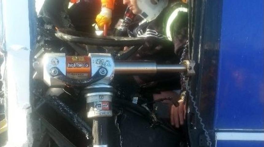 Otob&uuml;s, Tır Ve Kamyona &Ccedil;arptı: 10 Yaralı