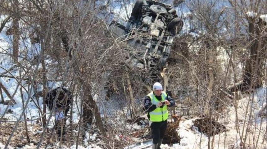 Kontrolden &Ccedil;ıkan Cip Dereye U&ccedil;tu: 4 Yaralı