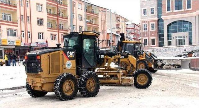 Akdağmadeni Belediyesi Kar Temizleme Çalışması Başlattı