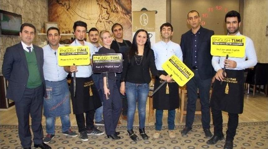 Bir G&uuml;nl&uuml;ğ&uuml;ne Herkes İngilizce Konuştu