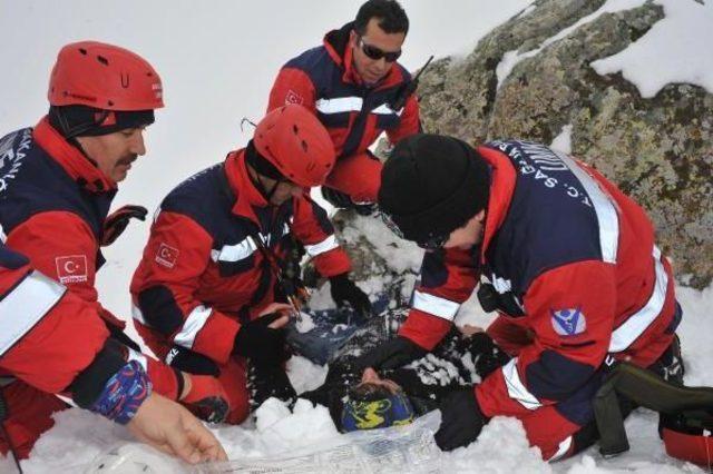 Umke'den Kar Altına Kalan Yaralıya Yardım Tatbikatı