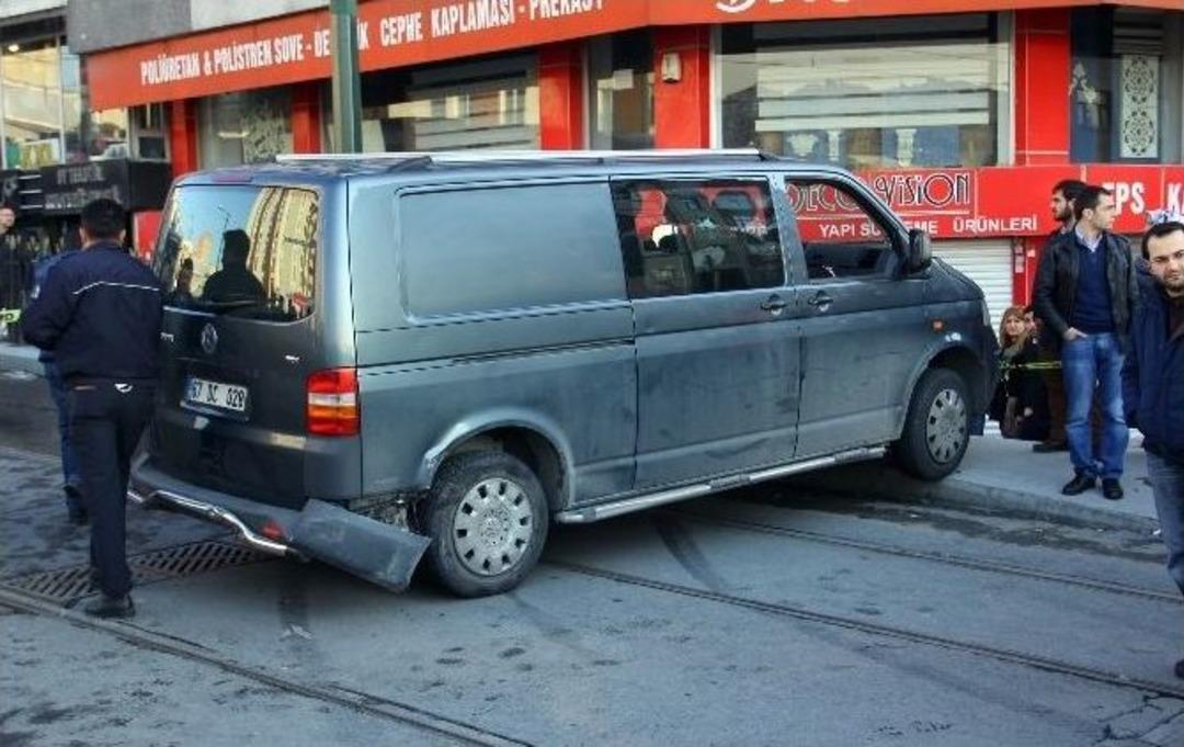 Tramvay Yoluna Giren Minib&uuml;s Dehşet Sa&ccedil;tı