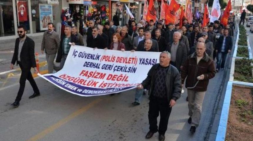 Mersin'de Emek&ccedil;iler, İ&ccedil; G&uuml;venlik Paketi'ni Protesto Y&uuml;r&uuml;d&uuml;