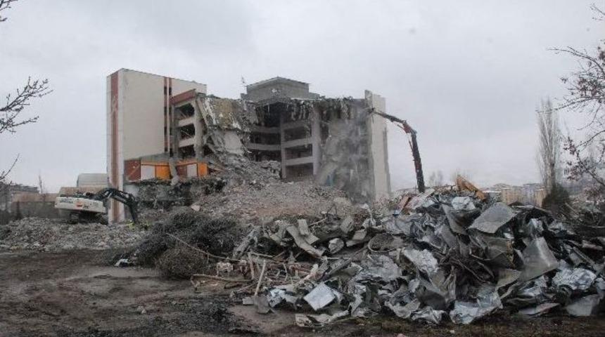 B&uuml;y&uuml;k Tokat Oteli&rsquo;nde Yıkım &Ccedil;alışması