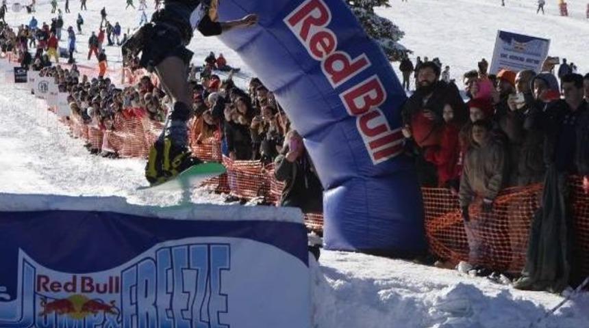 Uludağ&rsquo;Da Buz Gibi Havada Havuza Atladılar