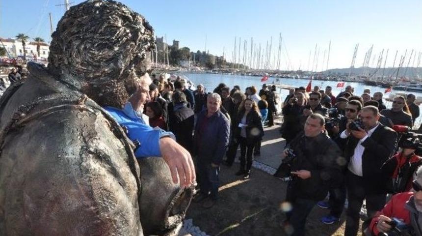 Bodrum&rsquo;da S&uuml;ngercilerin Anısına Heykel
