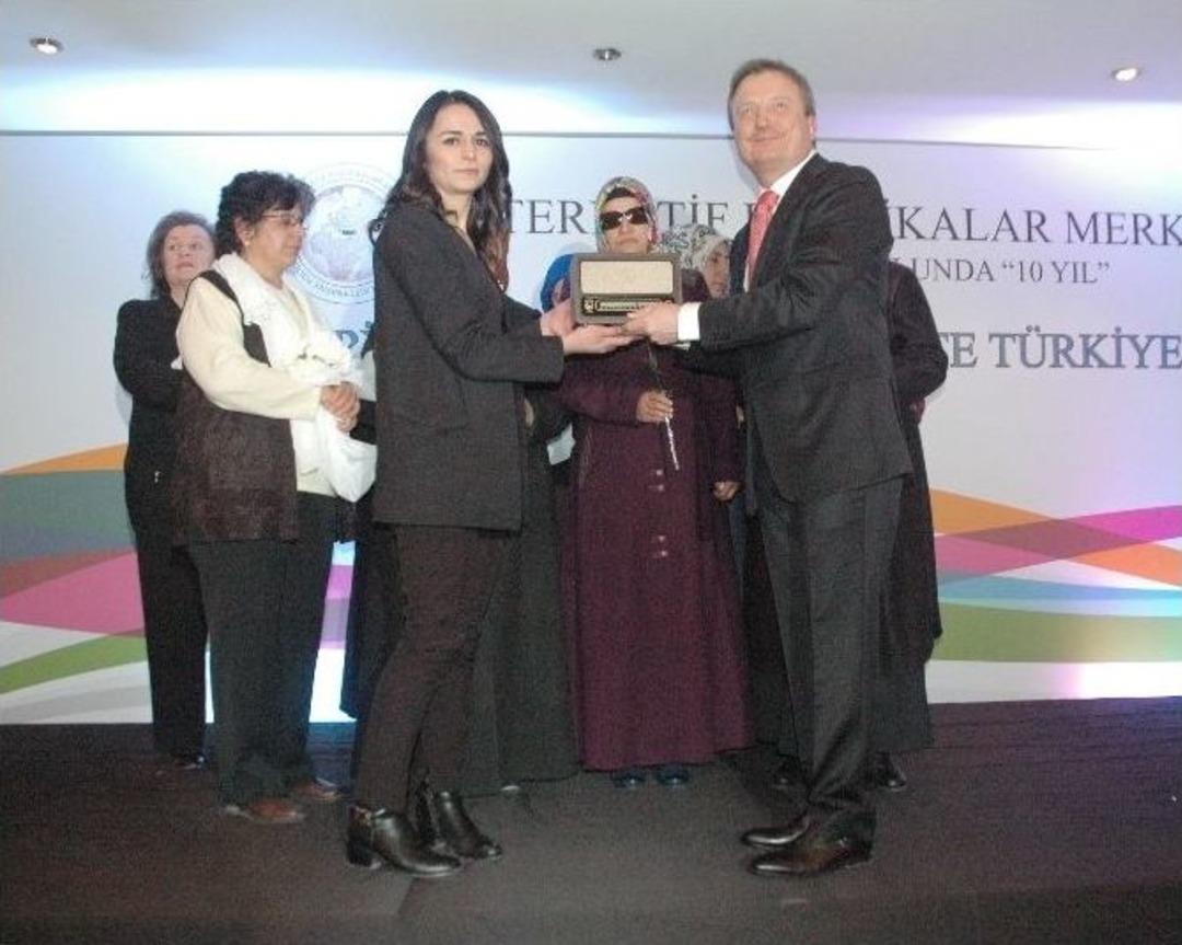 Alternatif Politikalar Merkezi&rsquo;nden Tgrt Haber Ve İha Ankara Temsilcisi Batuhan Yaşar&rsquo;a &Ouml;d&uuml;l