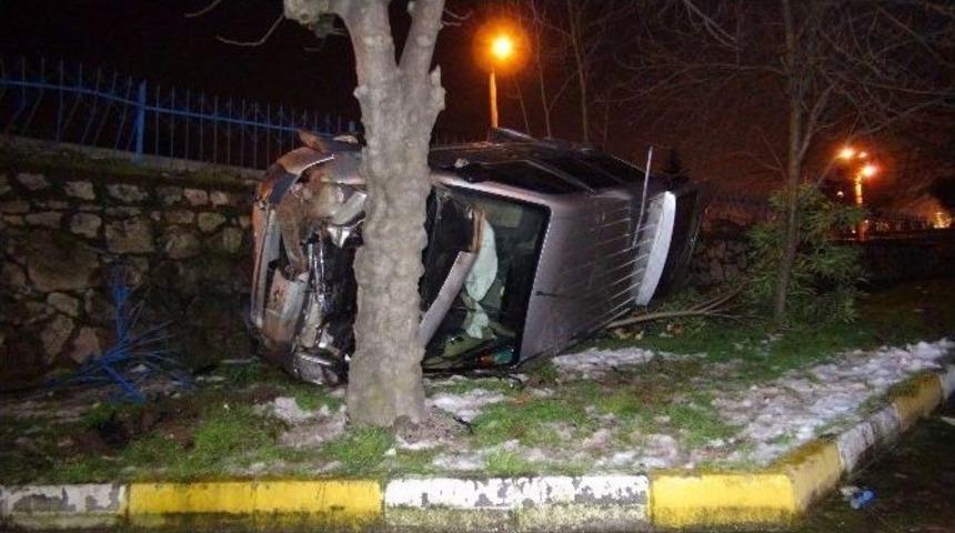 Kontrolden &Ccedil;ıkan Ara&ccedil; Caminin Bah&ccedil;esine U&ccedil;tu: 2 Yaralı