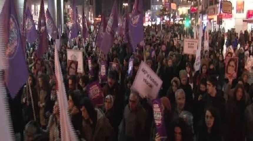 Kadık&ouml;y'de &Ouml;zgecan I&ccedil;in Y&uuml;r&uuml;d&uuml;ler