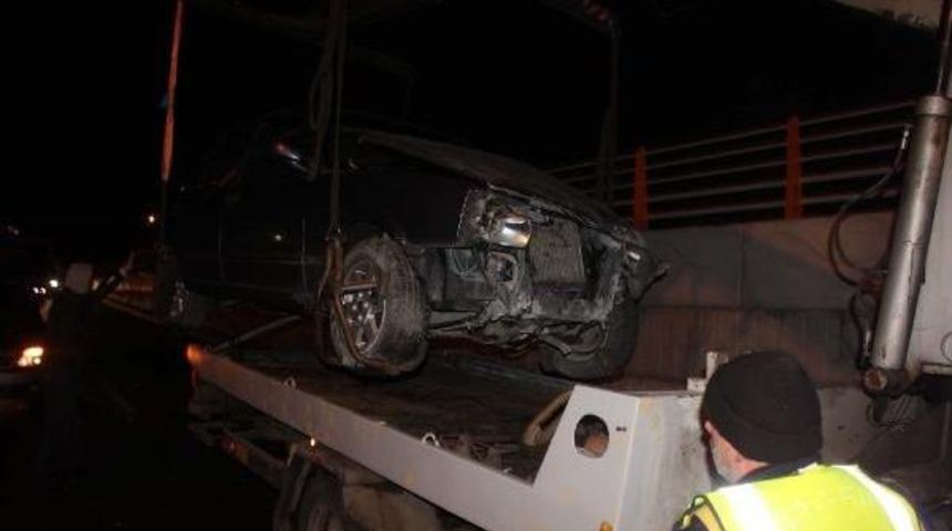 Köprü Duvarına Çarpan Alkollü Sürücü Yaralandı