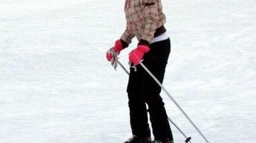 Uludağ&rsquo;da G&uuml;neşli Havada Kar Keyfi