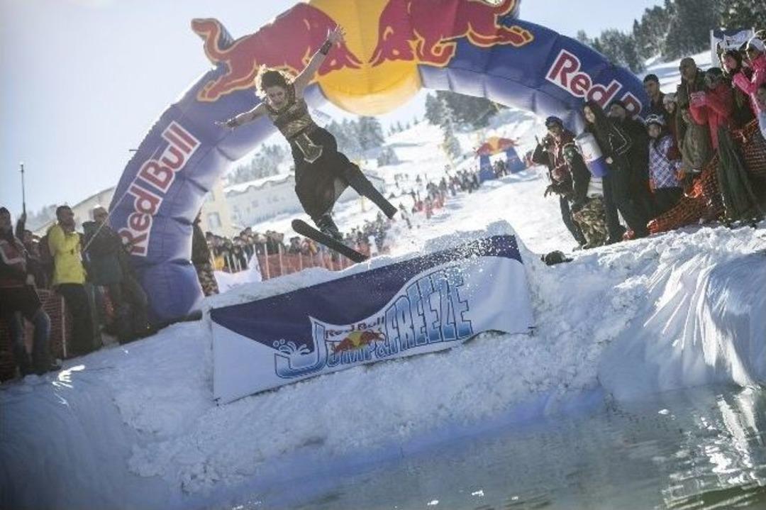 İlgin&ccedil; Kost&uuml;mlerle Buz Gibi Suya Atladılar