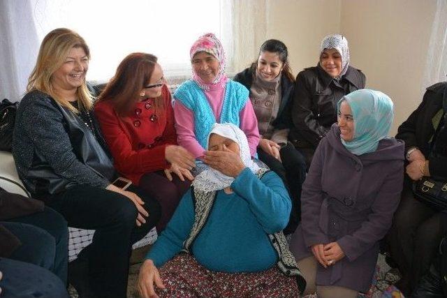 Birbirlerini Tanımasalar Da Heyecanla Bekliyorlar