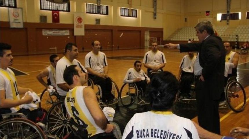 D&uuml;ğ&uuml;n G&uuml;n&uuml; Arkadaşlarını Yalnız Bırakmadı