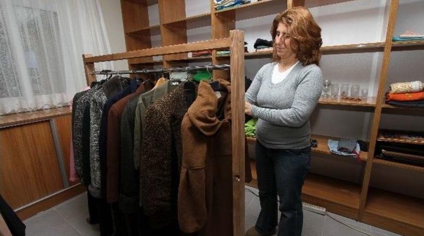 İzmir&rsquo;de İhtiya&ccedil; Sahiplerinin Y&uuml;z&uuml; &rsquo;butik Elele&rsquo; İle G&uuml;ld&uuml;
