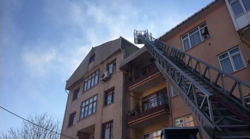 &Ccedil;atı Yangını Paniğe Neden Oldu