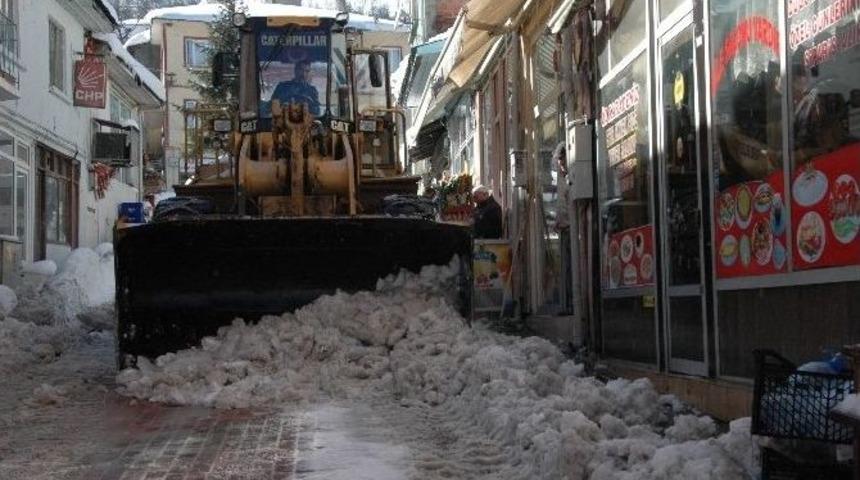 K&uuml;re&rsquo;de Caddelerde Ve Sokaklarda Kar Temizliği