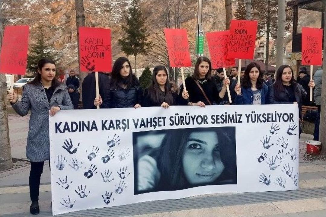 G&uuml;m&uuml;şhane&rsquo;de &Uuml;niversite &Ouml;ğrencileri &Ouml;zgecan Ve Fırat İ&ccedil;in Y&uuml;r&uuml;d&uuml;