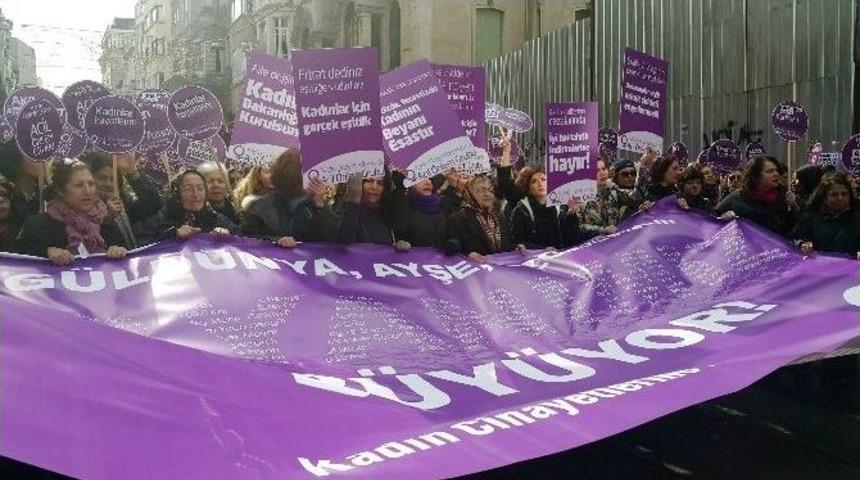 Kadınlar, &Ouml;zgecan İ&ccedil;in Y&uuml;r&uuml;d&uuml;