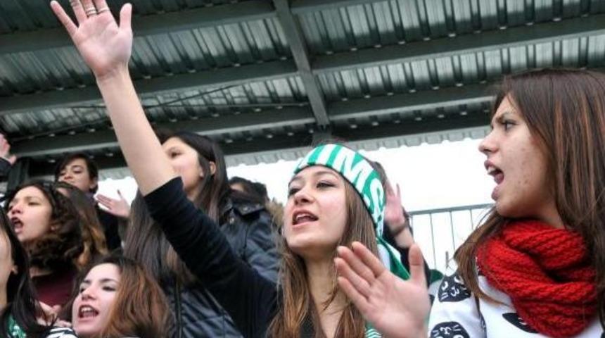 Amat&ouml;r Futbol Ma&ccedil;ında &Ouml;zgecan Anıldı