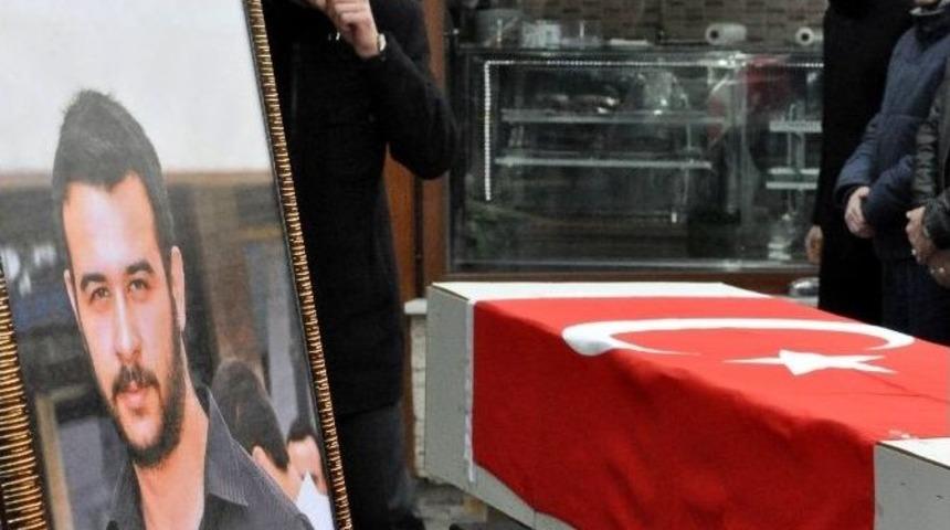 İzmir&rsquo;de &Ouml;ld&uuml;r&uuml;len &Uuml;lk&uuml;c&uuml; Gen&ccedil; İ&ccedil;in Gıyabi Cenaze Namazı Kılındı