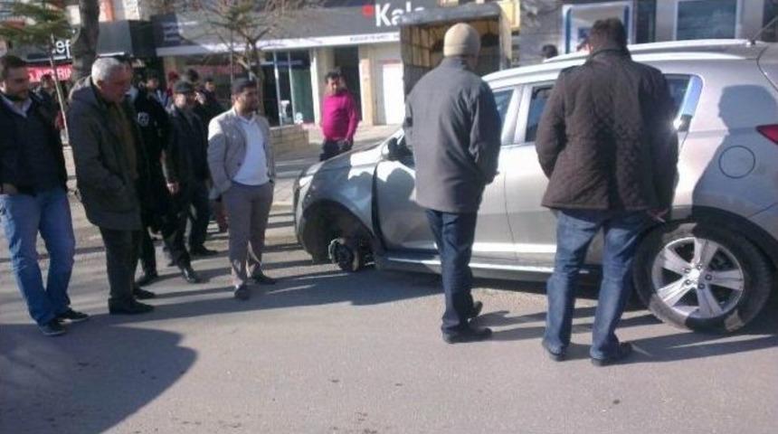 Seyir Halindeki Otomobilin Tekeri Fırladı
