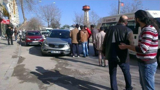 Seyir Halindeki Otomobilin Tekeri Fırladı