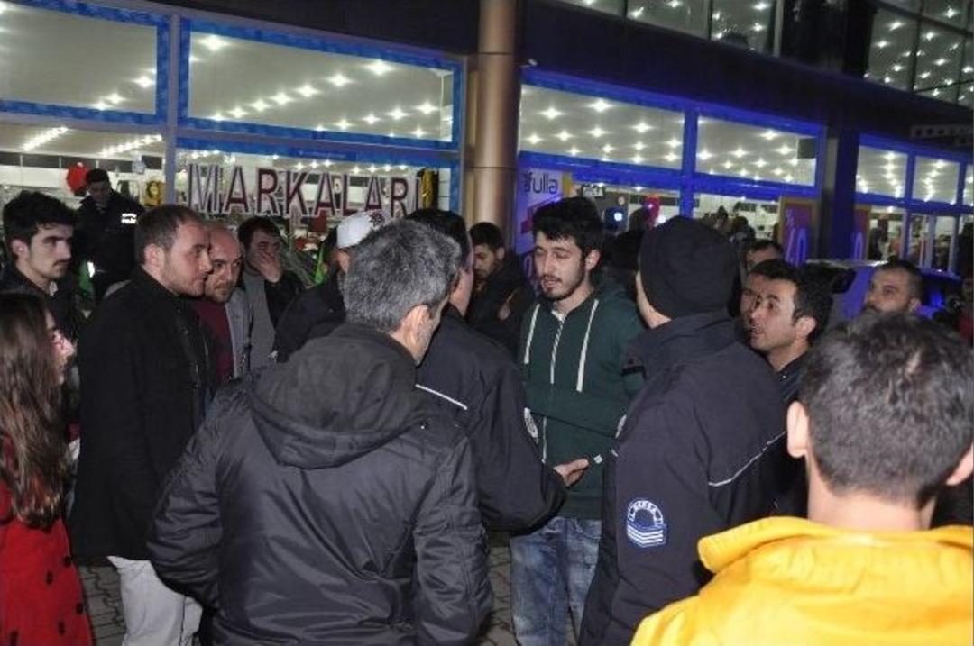 3 Araca &Ccedil;arpan Otomobil Alışveriş Merkezine Girdi