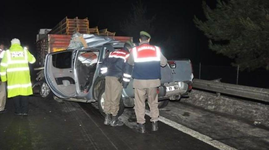 Kamyonet, Tır'a Çarptı: 5 Ölü, 2 Yaralı (2)