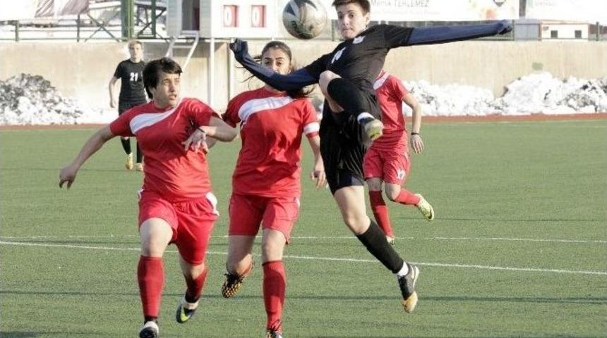 Kadın Futbolcular &Ouml;zgecan&rsquo;ı Unutmadı