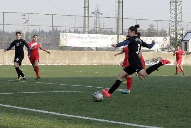 Kadın Futbolcular Özgecan’ı Unutmadı