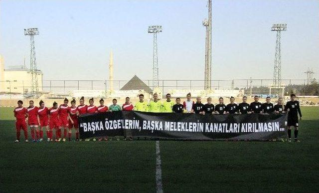 Kadın Futbolcular Özgecan’ı Unutmadı