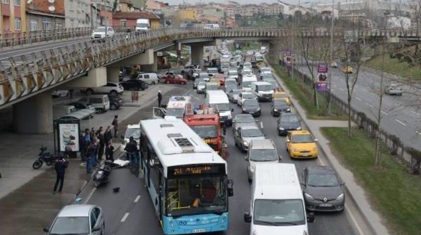 Otob&uuml;se Arkadan &Ccedil;arpan Kamyonetin S&uuml;r&uuml;c&uuml;s&uuml; Ara&ccedil;ta Sıkıştı