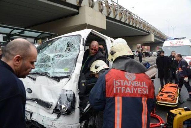 Otobüse Arkadan Çarpan Kamyonetin Sürücüsü Araçta Sıkıştı