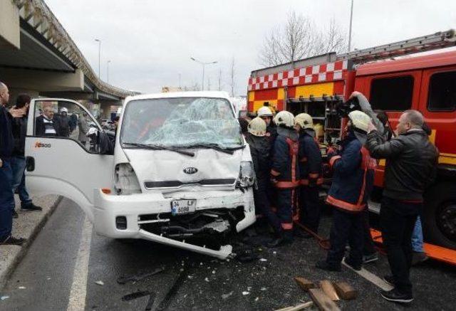 Otobüse Arkadan Çarpan Kamyonetin Sürücüsü Araçta Sıkıştı