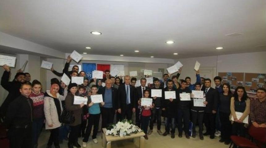 Gen&ccedil;lik Merkezi&rsquo;nde A&ccedil;ılan Kursları Bitiren &Uuml;yelere Belgeleri Verildi