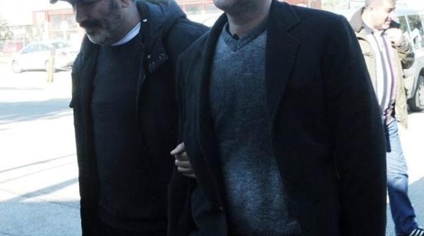 Baltayla Banka Şubesinin Camını Kırdı