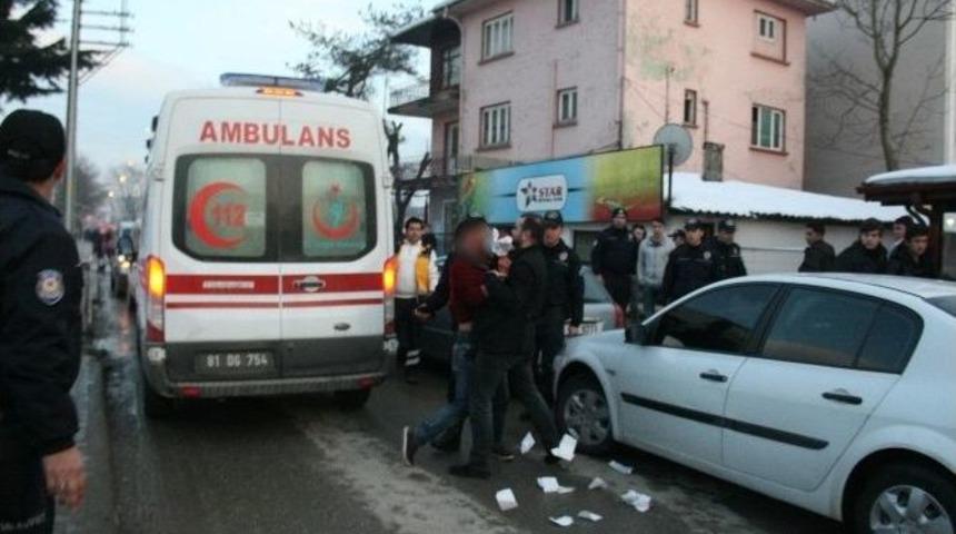 D&uuml;zce&rsquo;de Bı&ccedil;aklı Kavga: 2 Yaralı