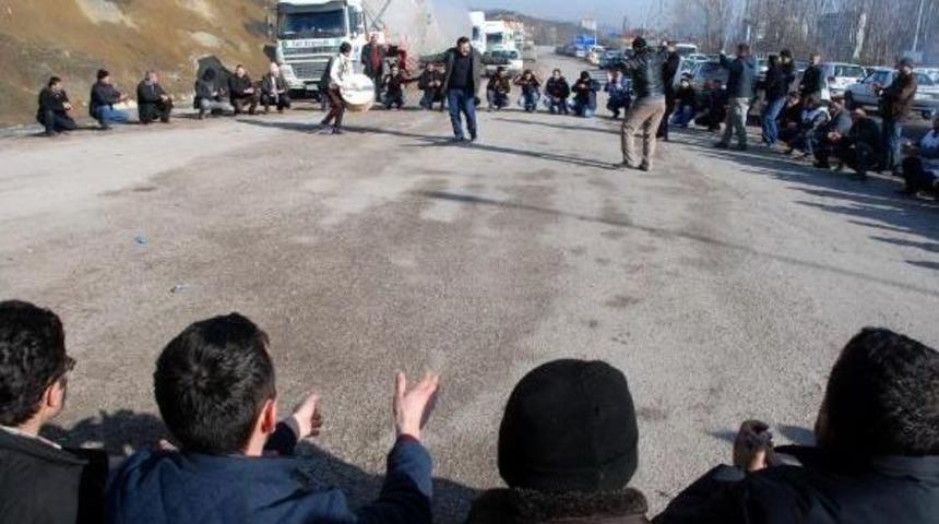 Grevdeki Ağa&ccedil; Fabrikası Iş&ccedil;ileri Yol Kapattı