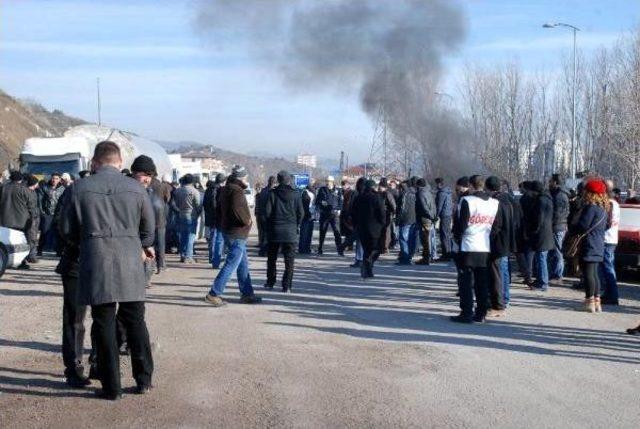 Grevdeki Ağaç Fabrikası Işçileri Yol Kapattı