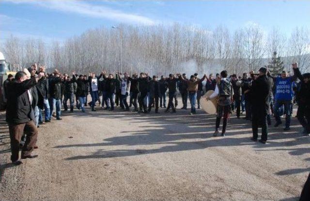 Grevdeki Ağaç Fabrikası Işçileri Yol Kapattı