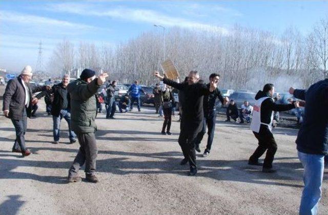 Grevdeki Ağaç Fabrikası Işçileri Yol Kapattı