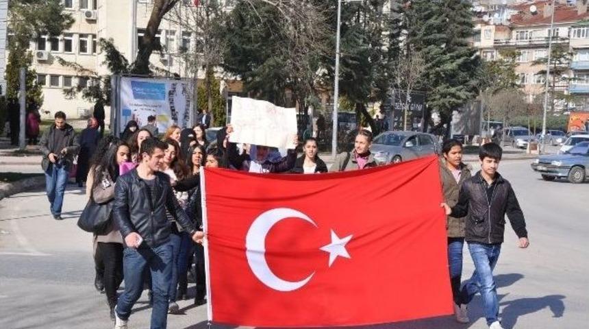 Gen&ccedil; Kızlar &Ouml;zgecan İ&ccedil;in Y&uuml;r&uuml;d&uuml;