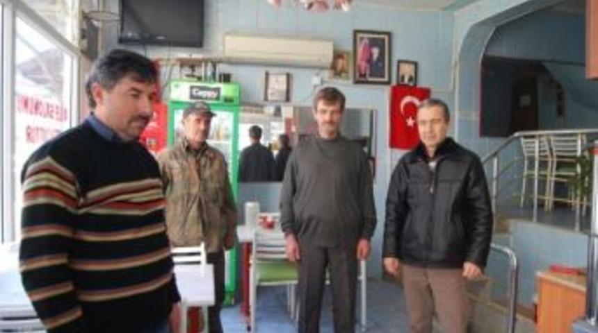 &Ouml;zgecan İ&ccedil;in Duran Adam Eylemi