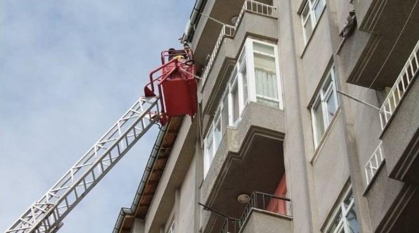 İtfaiye Ekipleri Buz Sarkıtlarını Temizledi