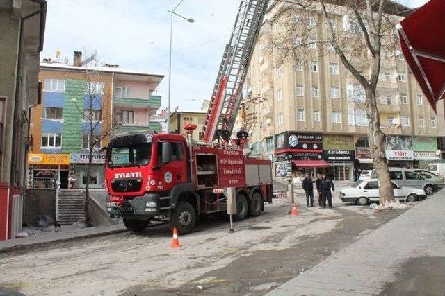 İtfaiye Ekipleri Buz Sarkıtlarını Temizledi