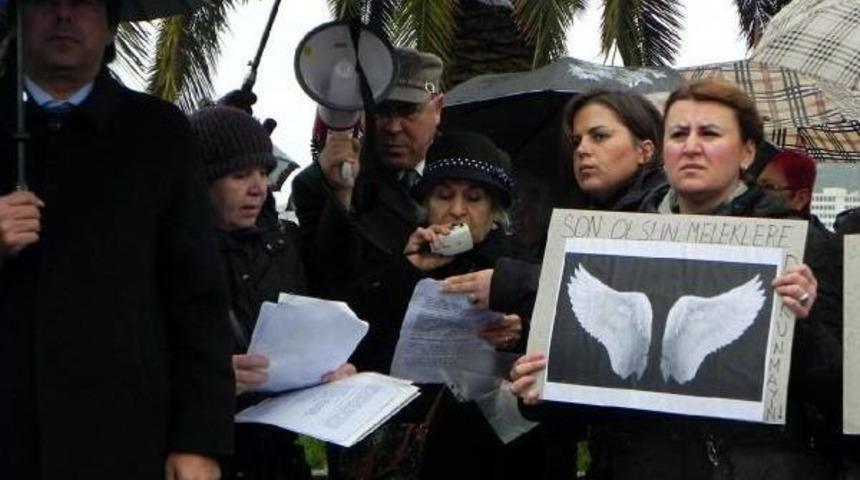 Fo&ccedil;a'da Yağmur Altında &Ouml;zgecan Protestosu